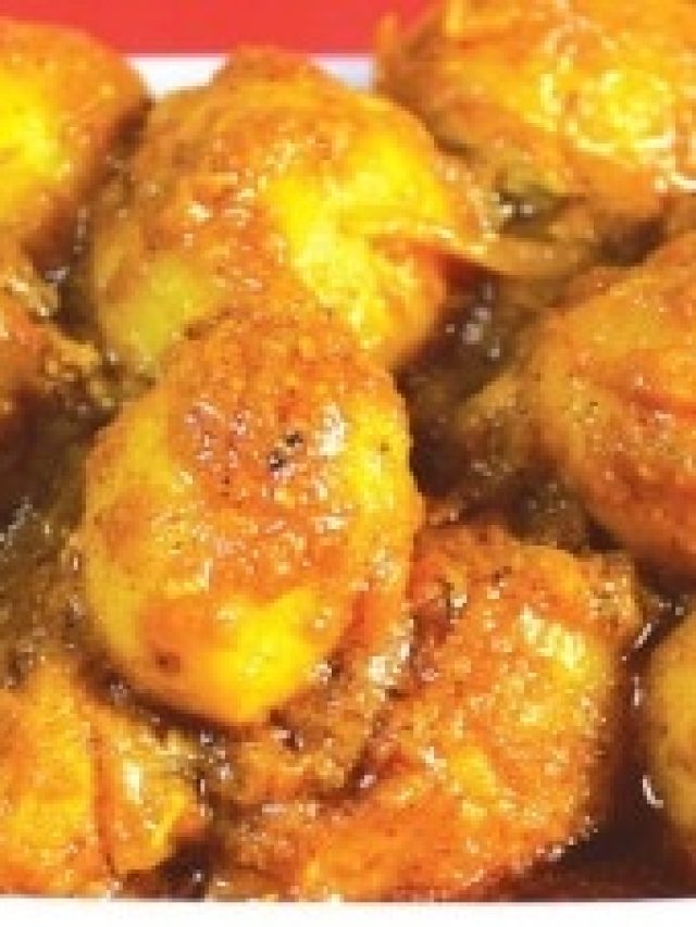 সরস্বতী পুজোর ভোগের নিরামিষ আলুর দম রান্নায় এই মশলা দিয়ে কষালেই সুস্বাদু হবে