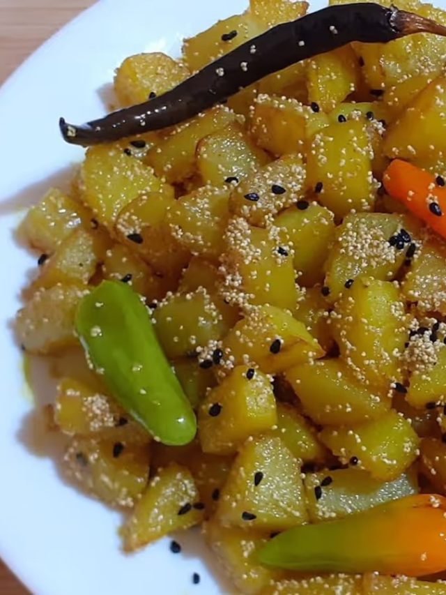 শুধু ঘটি কেন? বাঙালদেরও প্রিয়! এই কায়দায় বানান পোস্ত দিয়ে আলু ভাজা