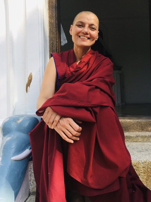 अक्षय संग किया डेब्यू, करियर के पीक पर छोड़ी इंडस्ट्री, भिक्षुणी बनी ये एक्ट्रेस कौन?