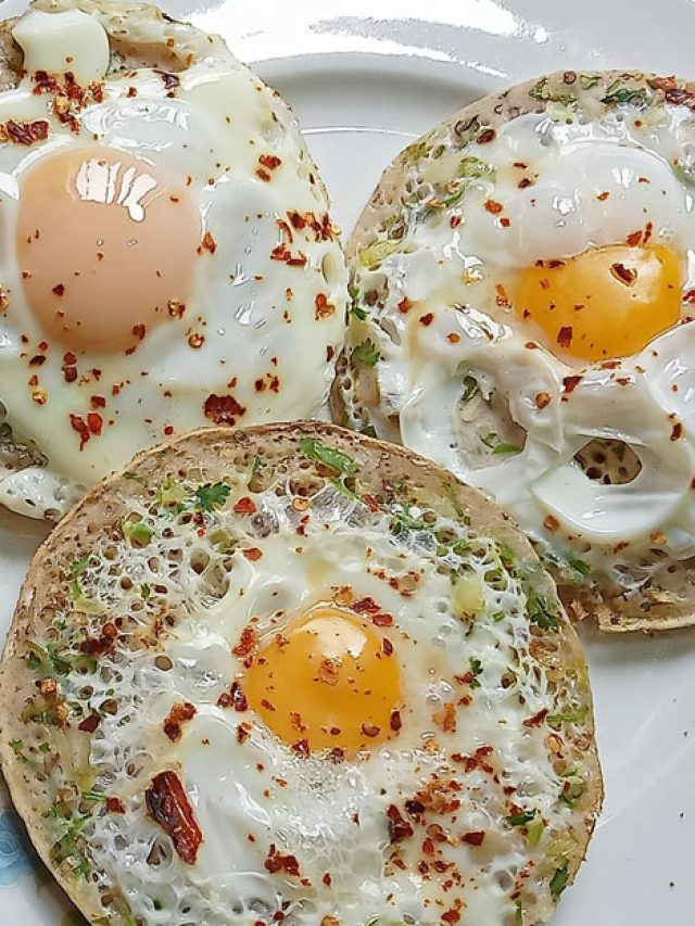 মিষ্টি পিঠে ভাল লাগে না? বাড়িতেই বানিয়ে নিন ঝাল ঝাল ডিম চিতই