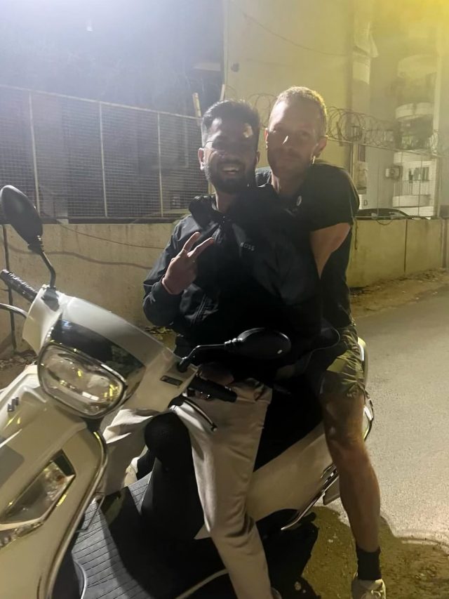 स्कूटर पर बैठ अहमदाबाद पहुंचा करोड़पति सिंगर, करेगा सबसे बड़ा कॉन्सर्ट, लाखों में बिके टिकट