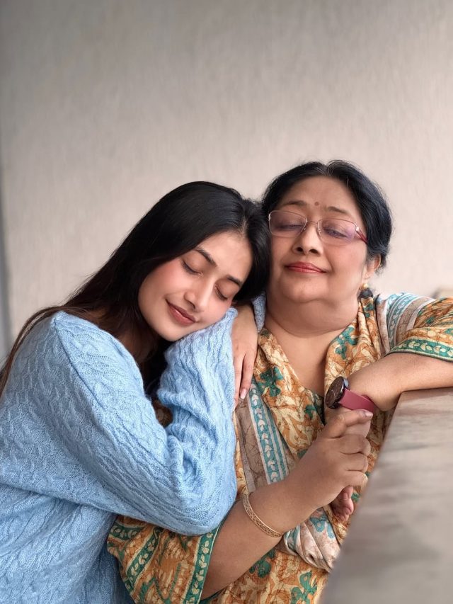 चहल संग शादी में खटपट की चर्चा, धनश्री ने छोड़ा पति का घर? मां के गले लगीं, फैंस इमोशनल