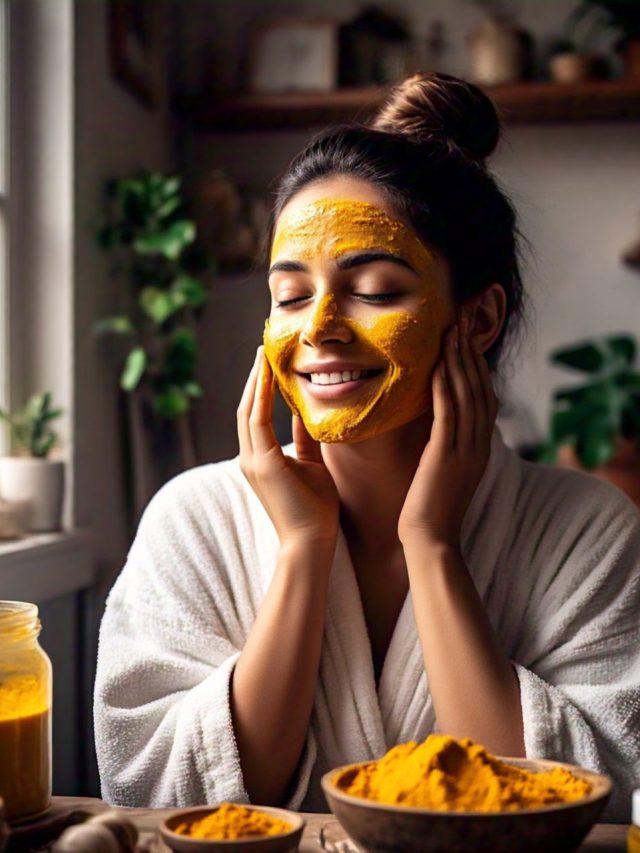 ত্বকে সোনার জেল্লা এনে দেয় হলুদ, মুখে এভাবে লাগালেই বাজিমাত