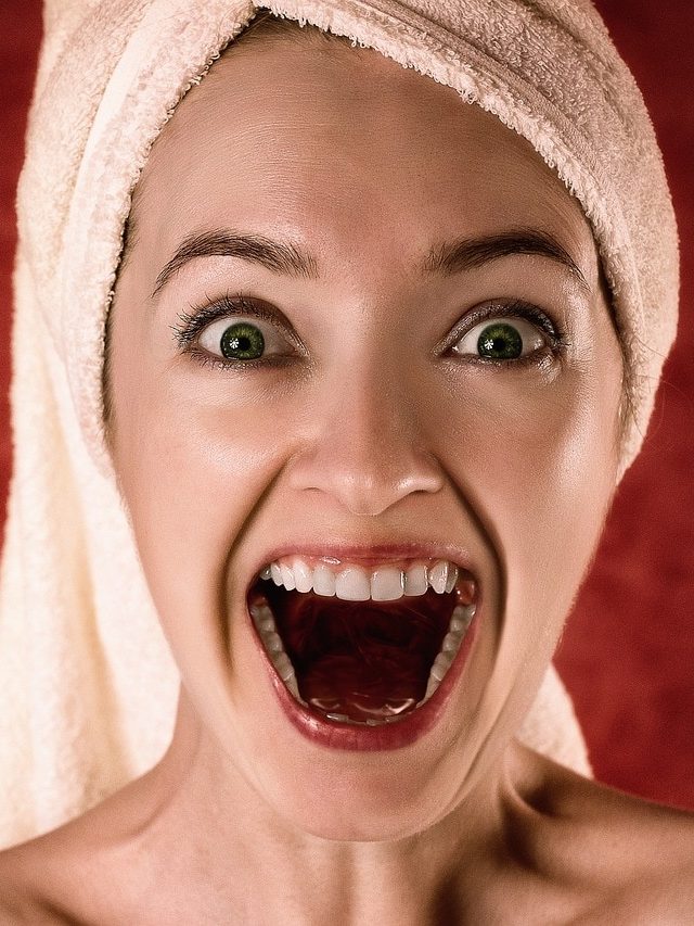 হলুদ দাঁত একেবারে আলোর মতো চমকাবে! রোজ করুন এসব কাজ