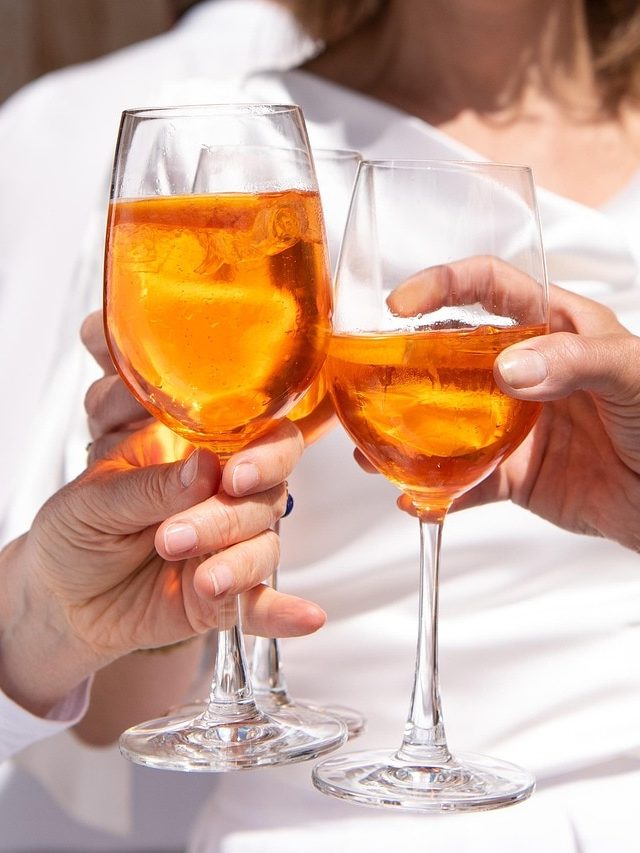 মদ্যপানের সময় 'চিয়ার্স' কেন করা হয়? অনেকেরই অজানা