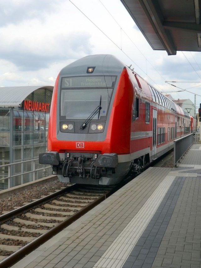 ট্রেনে কত বছর পর্যন্ত বাচ্চাদের টিকিট লাগে না জানেন?