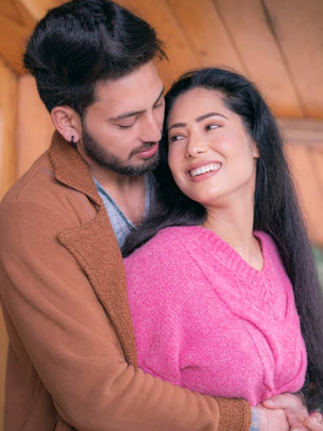 কোনও মেয়ে আপনাকে মনে মনে কামনা করলে এভাবে সিগন্যাল দেয়