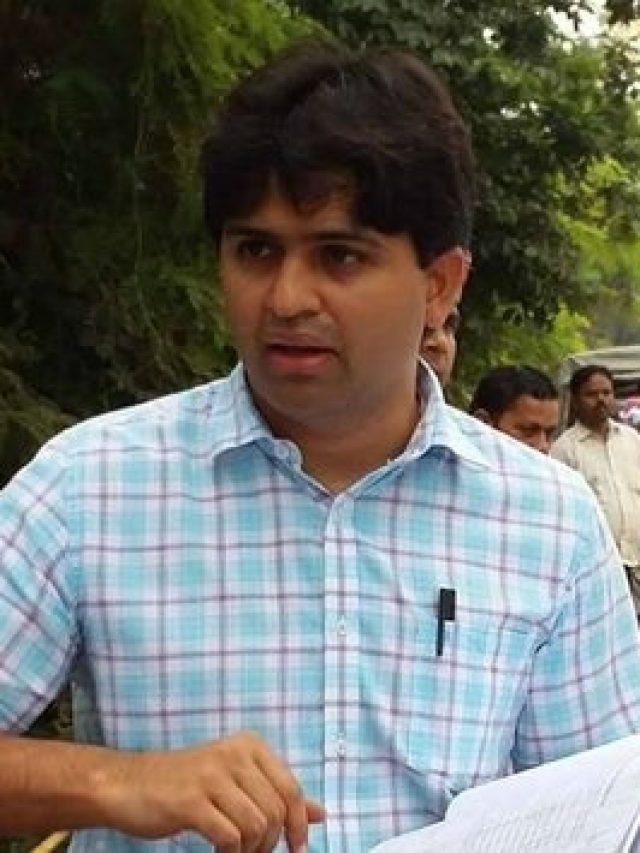 इस IAS के कंधों पर है महाकुंभ 2025 की जिम्मेदारी, जानिए कौन हैं विजय आनंद