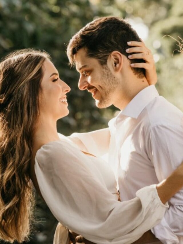 ছেলেটি আপনার প্রেমে পড়েছে? বুঝুন এই ৭ লক্ষণেই