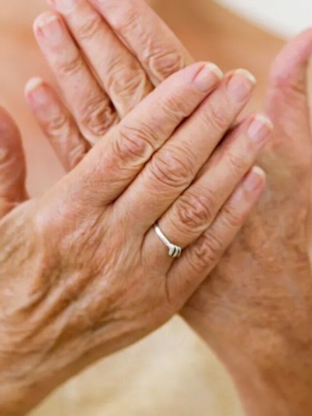 ২৫-এই হাত যেন ৬০ বছরের, ঘরোয়া যত্নে কুঁচকে যাওয়া চামড়া হবে টানটান