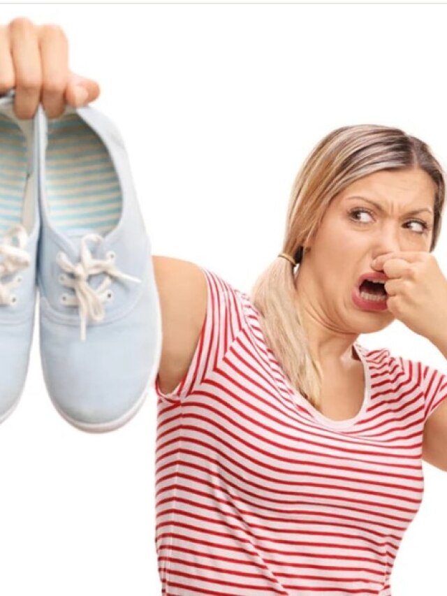 জুতো খুলতেই পচা দুর্গন্ধ, ৫ উপায়েই দূর হবে