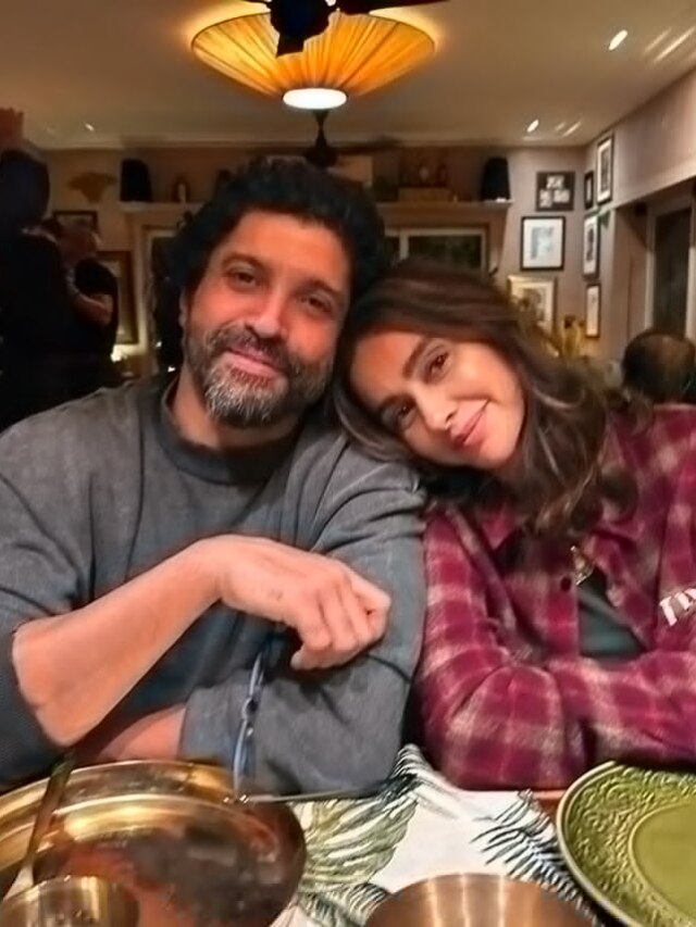 51 की उम्र में पापा बनेंगे फरहान, प्रेग्नेंट हैं पत्नी शिबानी? शबाना बोलीं- इस वक्त बच्चा...