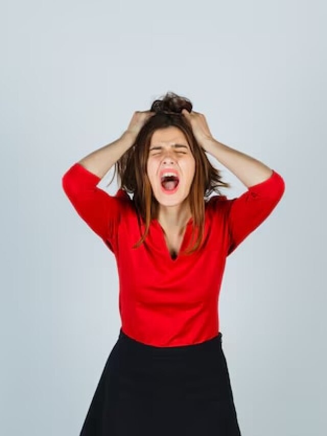 शैंपू-खानपान ही नहीं इस एक चीज से भी गिरते है महिलाओं के बाल, आज ही सुधारें