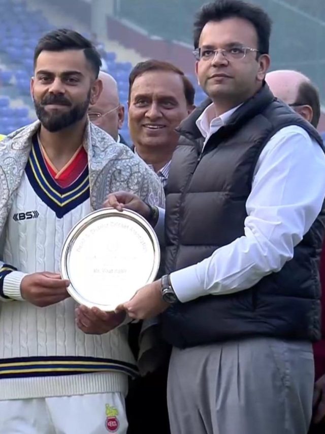 कोहली ने मैदान पर छुए अपने गुरु के पैर... DDCA से मिला खास तोहफा, VIDEO