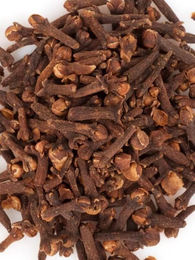 রাতে শোয়ার আগে বালিশের নীচে রাখুন একটা লবঙ্গ, তাতেই খেলা হবে