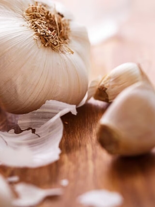 इस चीज से भिगोकर खाएं लहसुन, अच्छे से साफ होगा पेट, दिल के लिए भी हेल्दी
