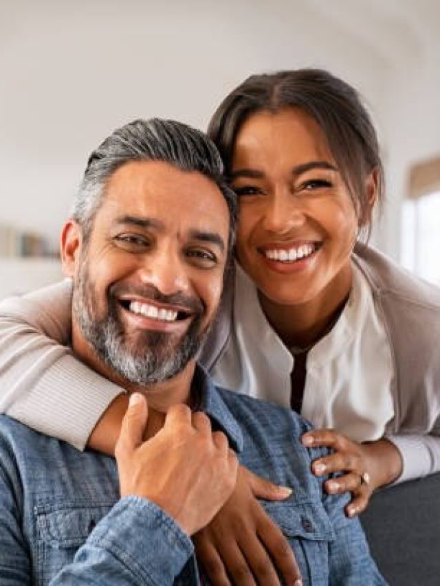 ৪০-এ হঠাৎ কাউকে ভাল লাগল? মাঝ বয়সে প্রেমে পড়া আদৌও উচিত?