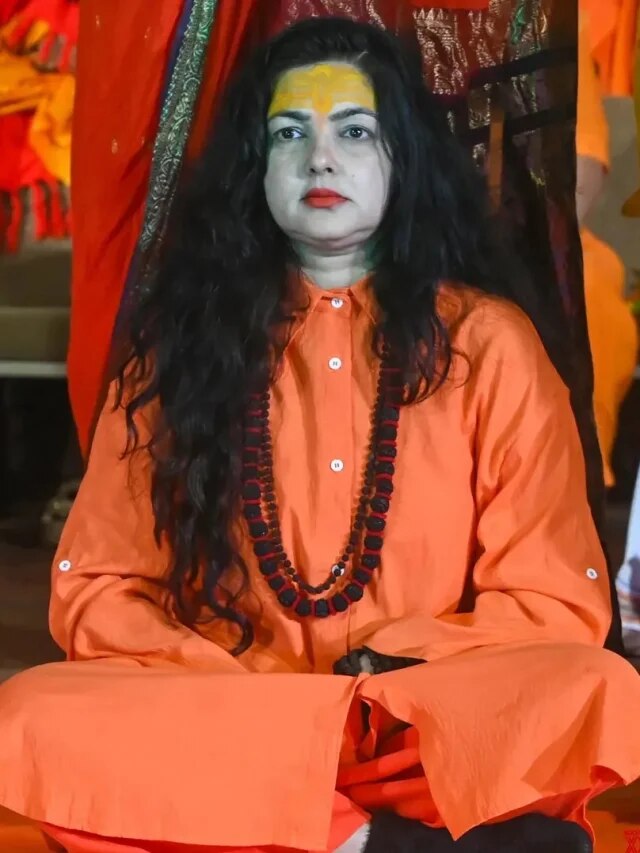 संन्यासी बनने का ढोंग कर रहीं ममता कुलकर्णी? सवाल सुनते ही करने लगीं मंत्रोच्चार