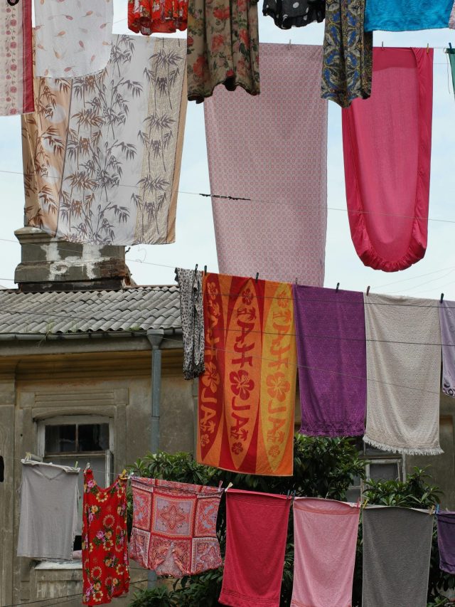 বিকেলের পর ছাদ বা বারান্দায় জামা-কাপড় মেলে রাখলে কী হয়? জেনে রাখুন