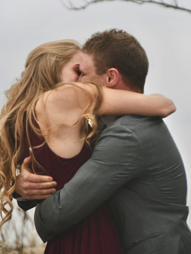 নিমেষেই মিলবে গার্লফ্রেন্ড, পছন্দের নারীকে এভাবে করুন প্রপোজ