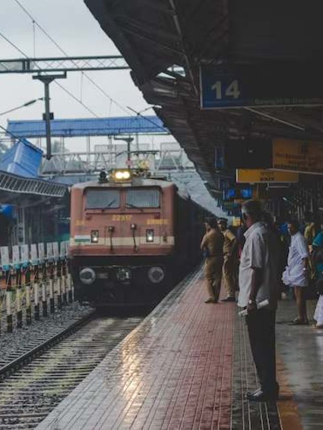 ट्रेन में आग लगने का पता चले तो क्या करें और क्या नहीं? ऐसे मिलेगी मदद