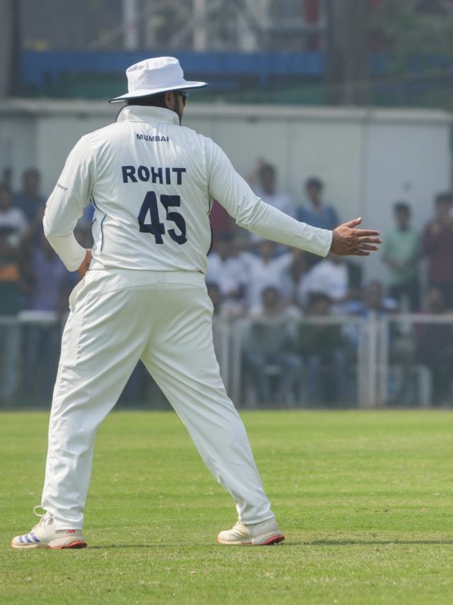 रोहित शर्मा से मिलने मैदान में घुसा फैन, हिटमैन ने पीठ थपथपाई, VIDEO