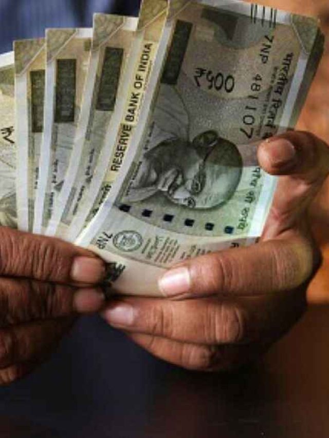 तिजोरी में कभी न रखें ये 3 चीजें, घटती चली जाएगी धन-दौलत