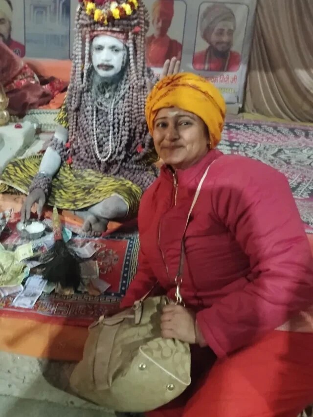 घास पर सोईं-मांजे बर्तन-धोए कपड़े, 19 दिनों से कल्पवास में एक्ट्रेस, बदला हुलिया