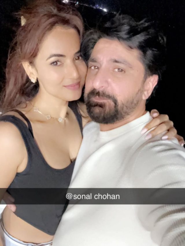 पाकिस्तान के ब‍िजनेसमैन संग एक्ट्रेस सोनल का न्यू ईयर सेल‍िब्रेशन, क्या कुबूल है रिश्ता?