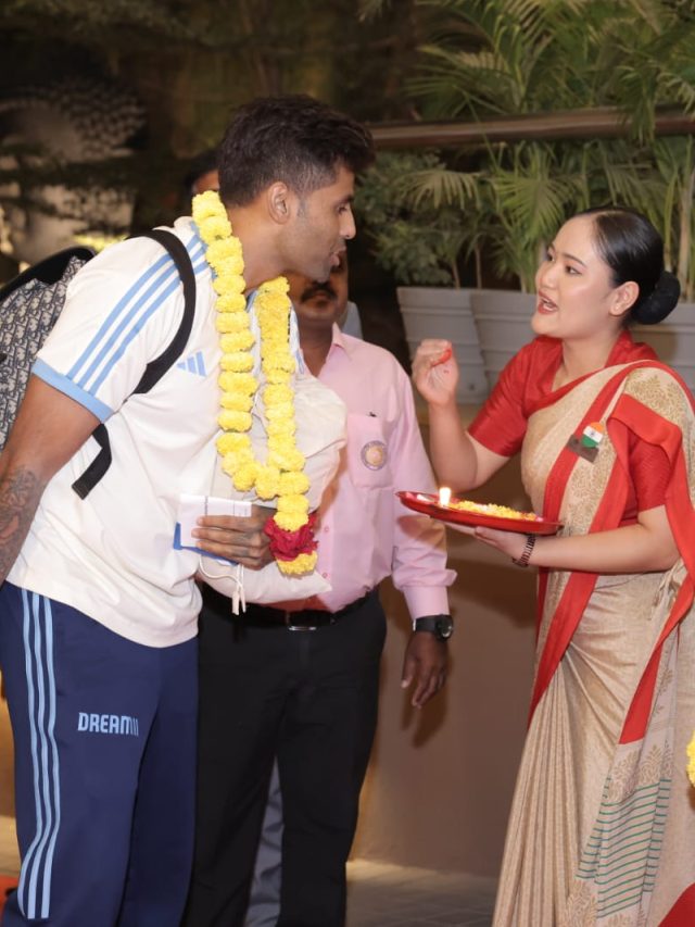 गरबे की धुन पर थिरके अर्शदीप... भारतीय टीम का जोरदार स्वागत, VIDEO