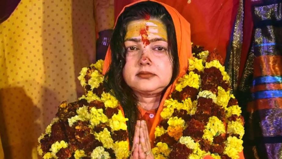 संन्यासी बनने का ढोंग कर रहीं ममता कुलकर्णी? सवाल सुनते ही करने लगीं मंत्रोच्चार