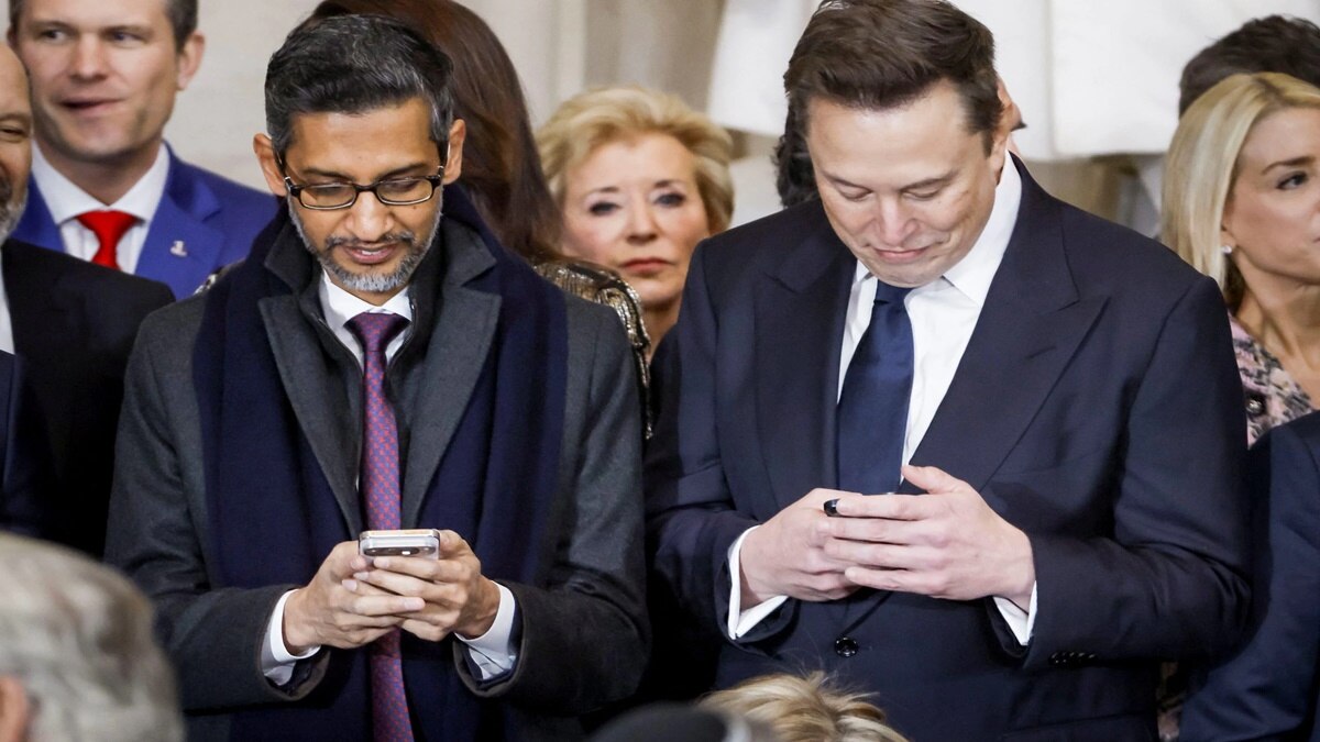 Elon Musk और Sundar Pichai साथ में फोन चलाते दिखे, जानिए स्मार्टफोन्स के मॉडल और कीमत