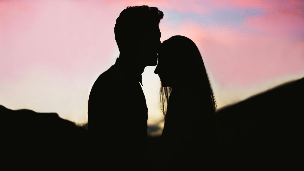 Kiss Day Shayari: पंखुड़ी इक गुलाब की सी है... दिल को छू जाएंगे ये शेर