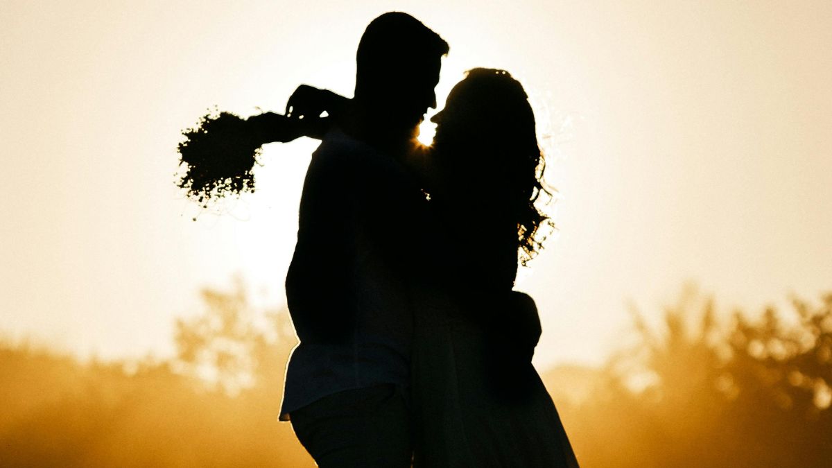 Hug Day Shayari: गले तो लगता है आगोश में नहीं आता, दिल छू लेंगे ये शेर