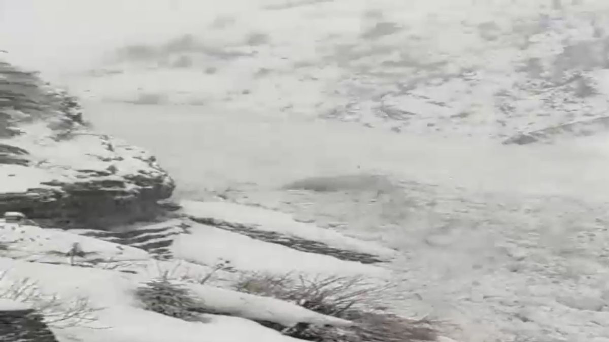 गांव में अचानक गिरा हिमखंड, बहने लगा बर्फ का दरिया, देखें Video