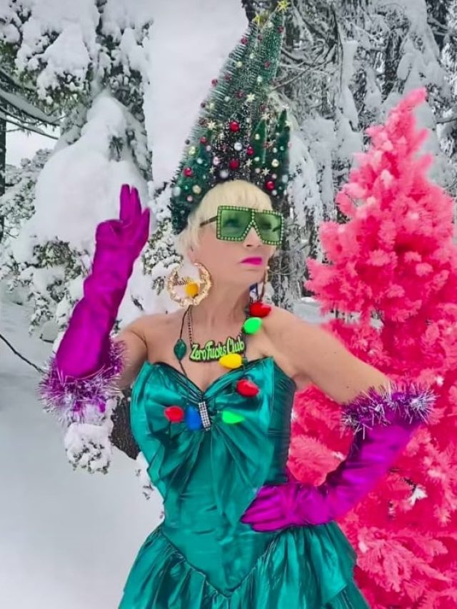 54 साल की महिला ने पोस्ट की ऐसी तस्वीरें, लोग बोल रहे- इन्हें जल्द अरेस्ट करो