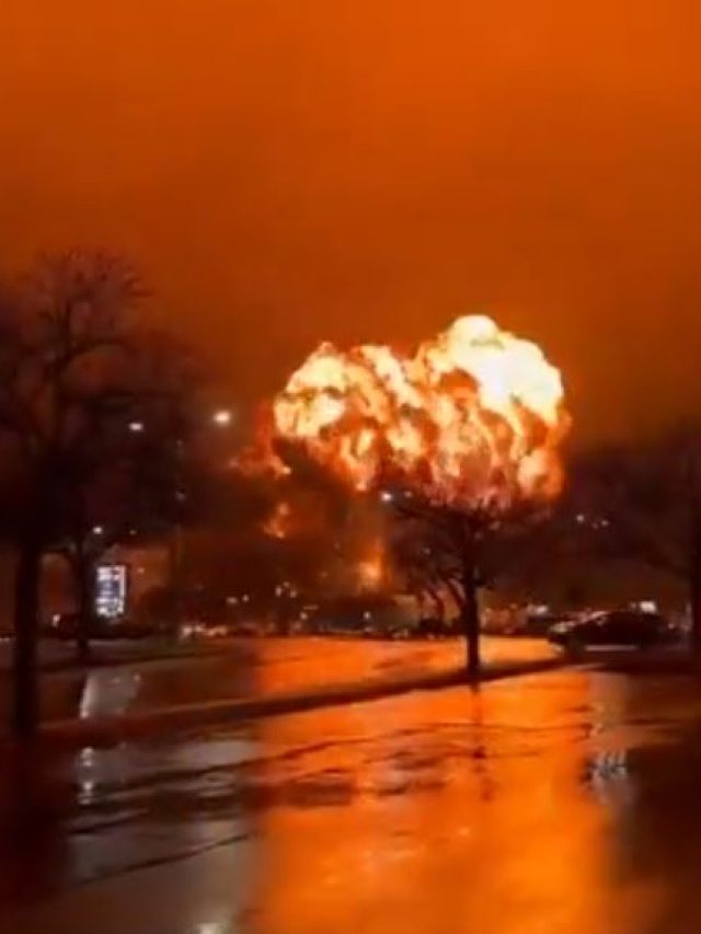 प्लेन जमीन से टकराया... फिर आग के गोले में तब्दील हो गया पूरा इलाका!