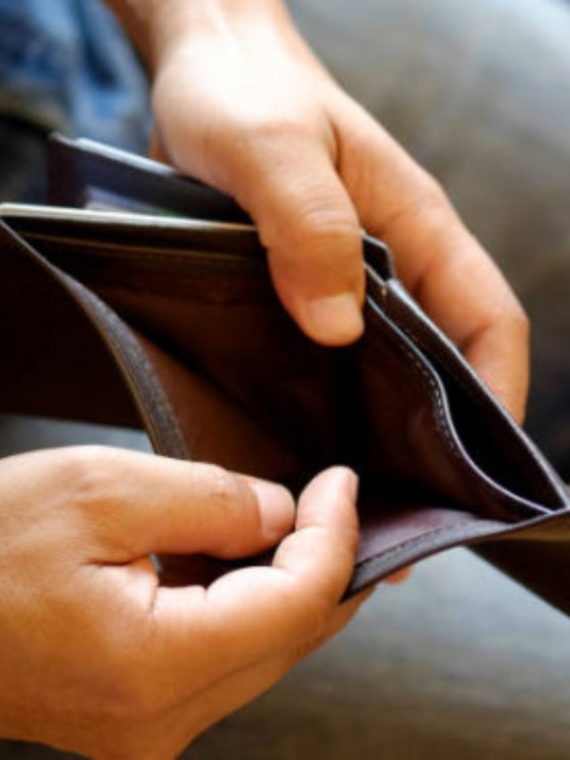 রোজগার কমিয়ে দেয়, ভুলেও  মানিব্যাগে এই ৫ জিনিস নয়