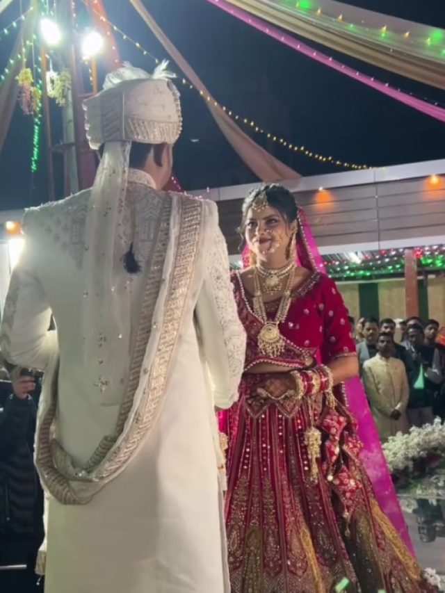 वरमाला के दौरान दूल्हे के दोस्तों ने कही ऐसी बात, दुल्हन नहीं रोक पाई हंसी, वीडियो हुआ वायरल!