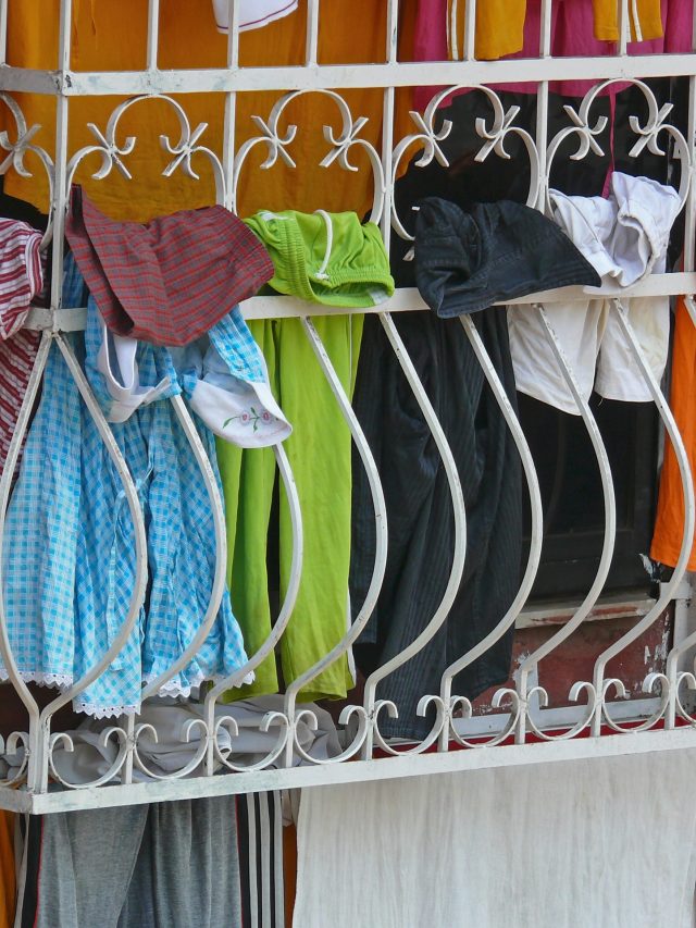 রাতে বারান্দায় কাপড় মেলে রাখেন? ঘোর অনর্থ ঘটতে পারে সংসারে