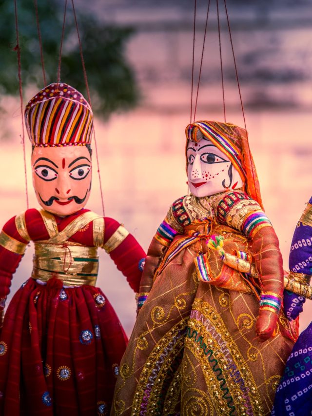 क्या रंग-बिरंगी काठ की गुड़ियों का इतिहास जानते हैं आप?