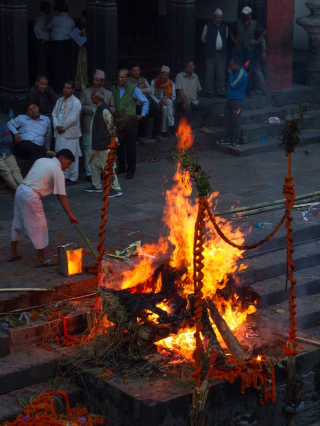 ছেলেরাই কেন শেষকৃত্য করে মৃতদেহের? জেনে নিন আসল কারণ