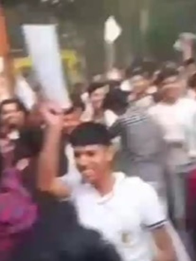 एग्जाम हॉल के बाहर आते ही भोजपुरी गाने पर नाचने लगे 10वीं के छात्र, वीडियो वायरल