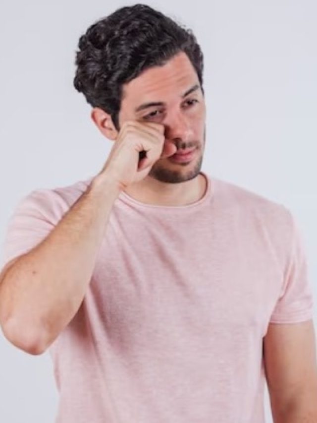 क्यों होती है आंखों में खुजली? वजह जान करिए उपाय