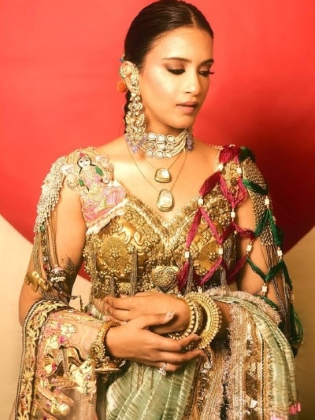 राधा-कृष्ण रासलीला वाले दुपट्टे में दिल ले गई सेलिब्रिटी की अदा, मेटल ब्लाउज लगा कमाल