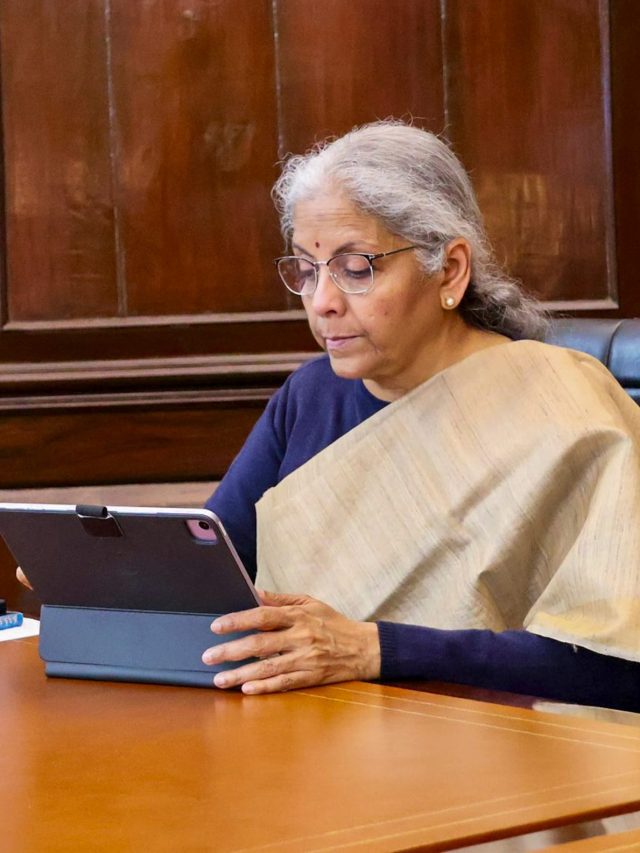 JNU से पढ़ीं वित्त मंत्री निर्मला सीतारमण के पास हैं इतनी डिग्रियां