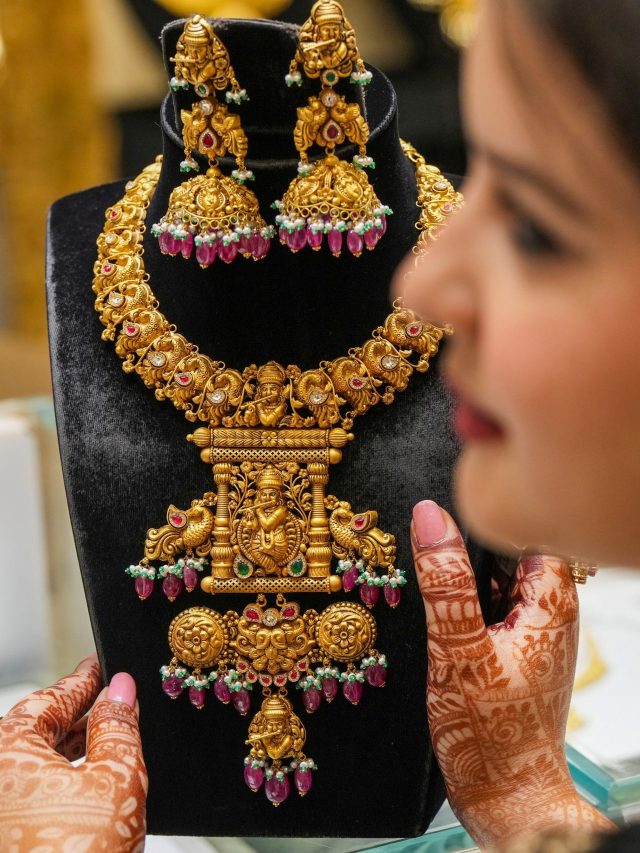 বাড়িতেই চকচকে হবে পুরনো সোনা-রুপোর গয়না, জেনে নিন উপায়টা