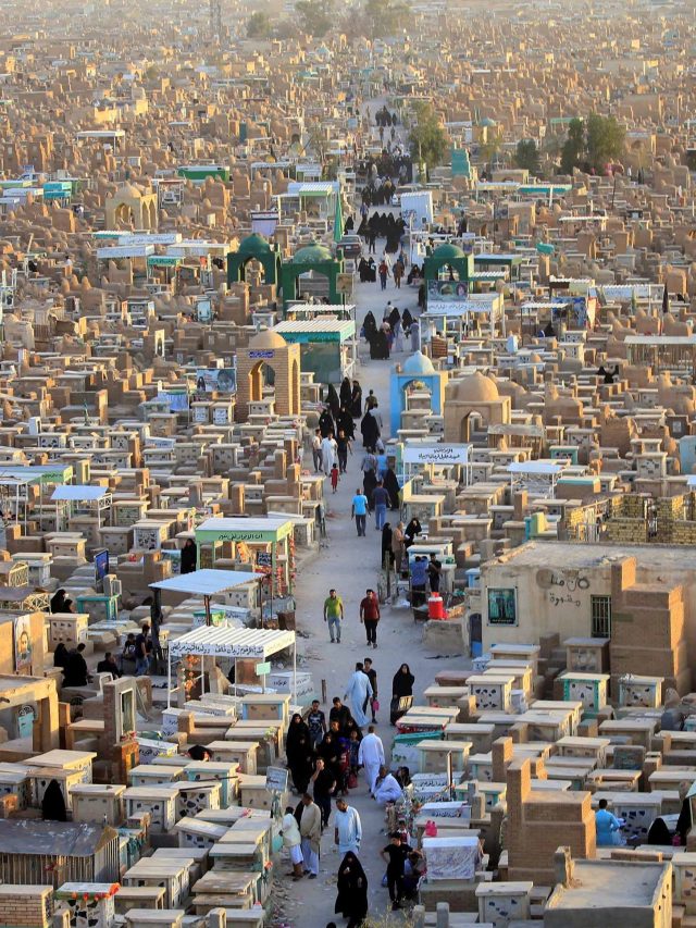 हर तरफ सिर्फ कब्र ही कब्र, दफ्न हैं 50 लाख लोग! 'मौत के शहर' की डरा देने वाली Photos