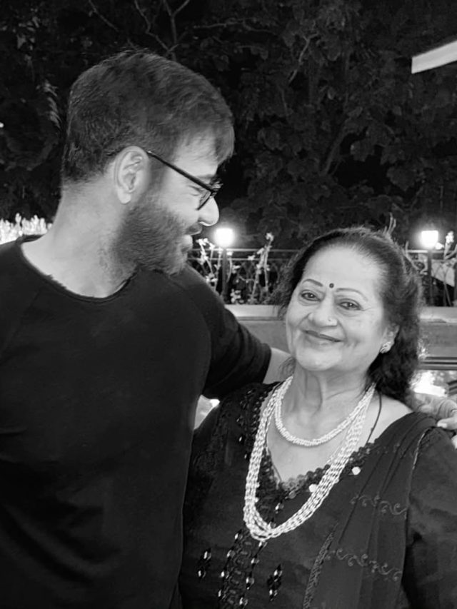 मां संग अजय देवगन, जमकर लुटाया प्यार, बोले- ये जब मुझे...