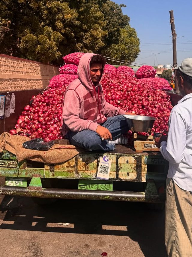 प्याज बेच रहा करोड़पति कॉमेडियन, देखकर फैन्स को लगा झटका, बोले- ऐसी क्या मजबूरी?
